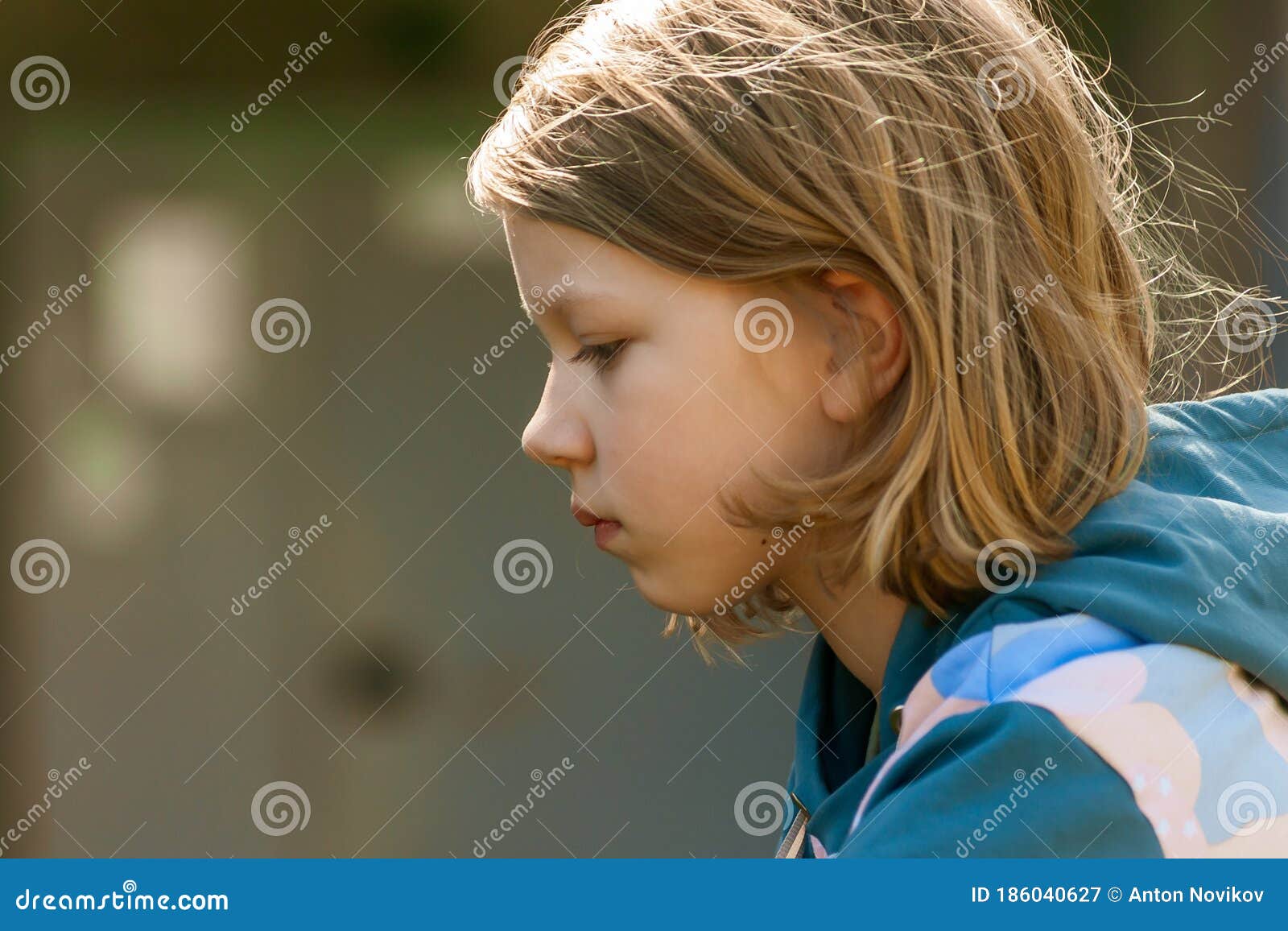 Retrato De Uma Menina Muito Triste Com Cabelo Liso Imagem de Stock - Imagem  de atrativo, bonito: 186040627