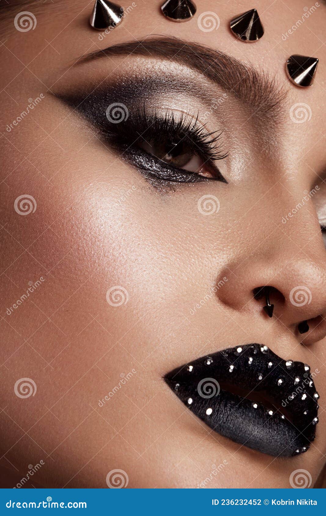 Retrato De Uma Mulher Bonita Em Uma Imagem De Rock Com Maquiagem
