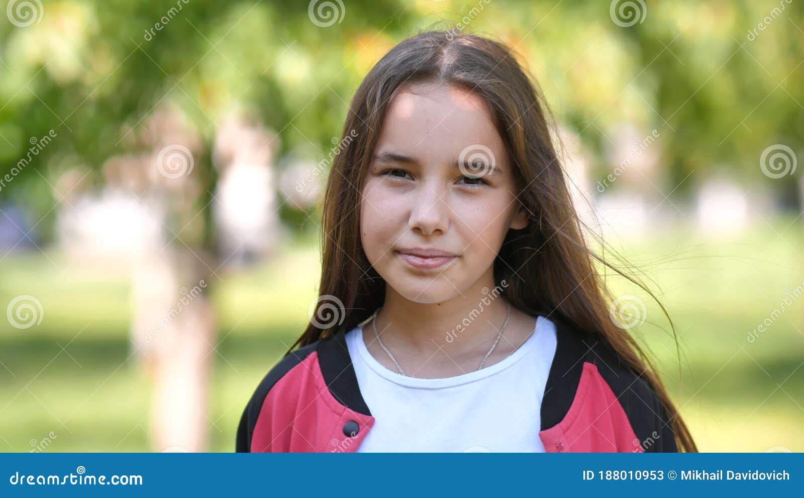 Retrato De Uma Menina De 11 Anos Com Cabelo Comprido. Foto de Stock -  Imagem de povos, loira: 188010592