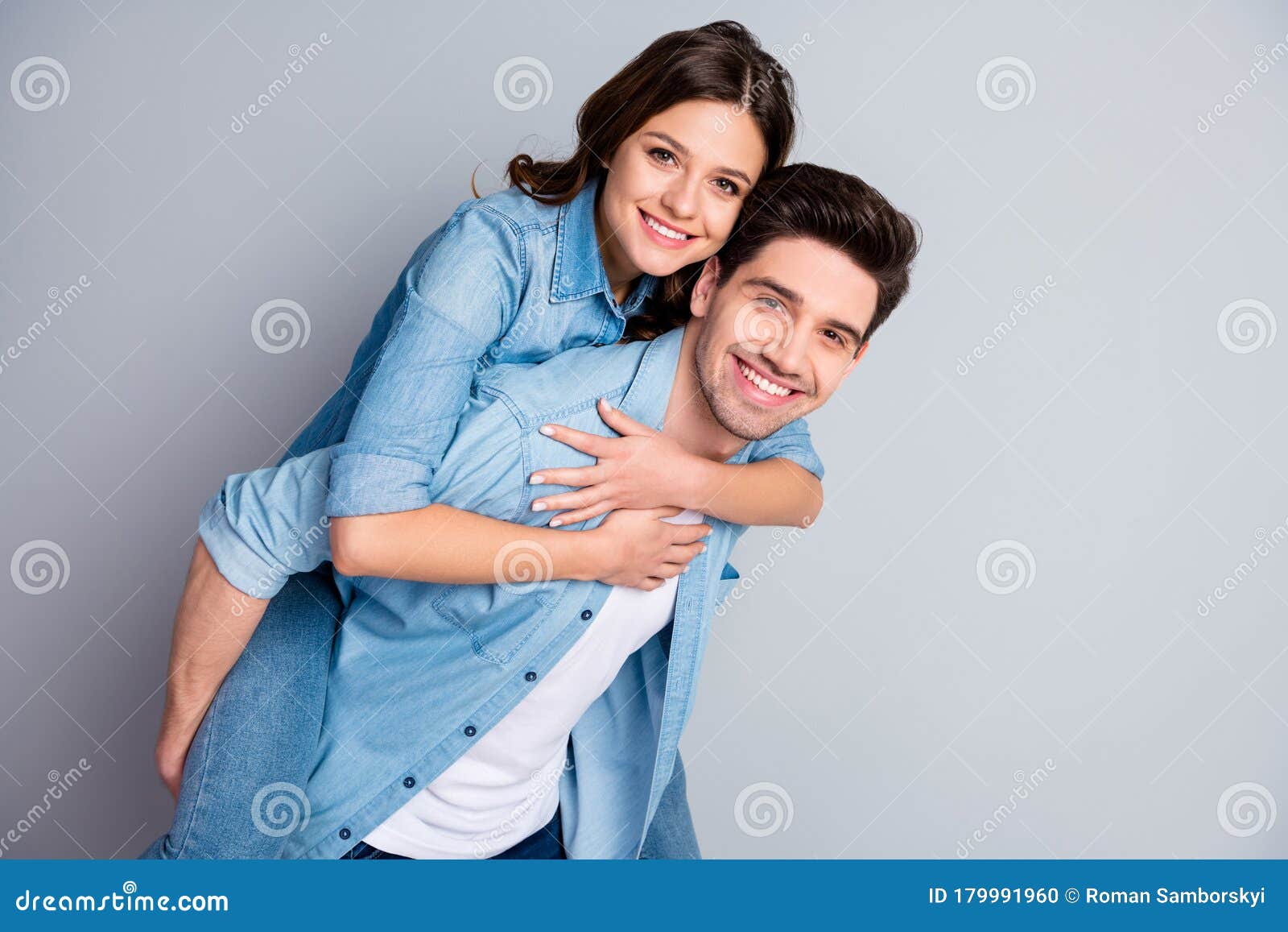 Retrato De Un Apasionado Hombre Pareja Estudiantil Abrazo a Una Mujer De Piggyback Disfrutar De Una Cita Romántica Juntos Vestir Foto de archivo - Imagen de muchacha, abrace: 179991960 Retrato De Un Apasionado Hombre Pareja Estudiantil Abrazo a Una Mujer De Piggyback Disfrutar De Una Cita Romántica Juntos Vestir Foto de archivo - Imagen de muchacha, abrace: 179991960