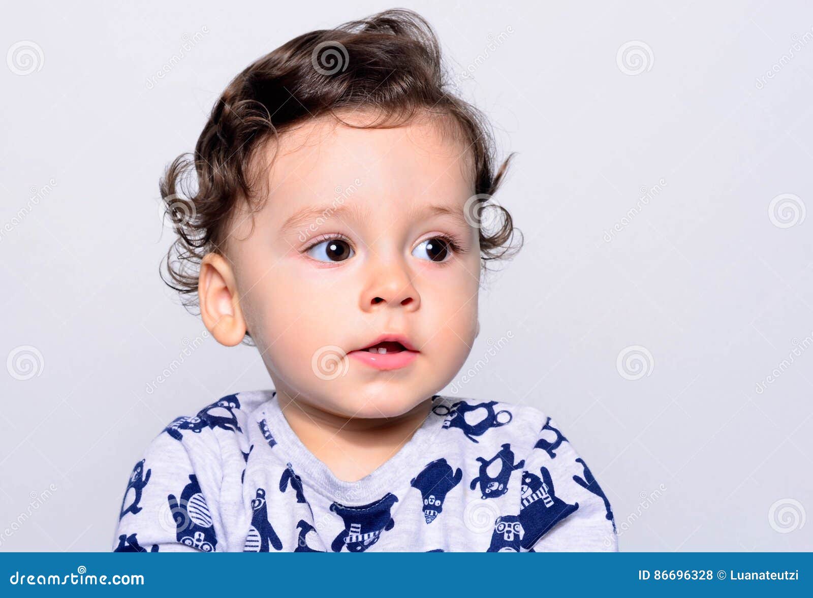 Retrato De Un Bebé Lindo Del Pelo Rizado Que Mira Lejos Foto de archivo -  Imagen de sonriente, curioso: 86696328