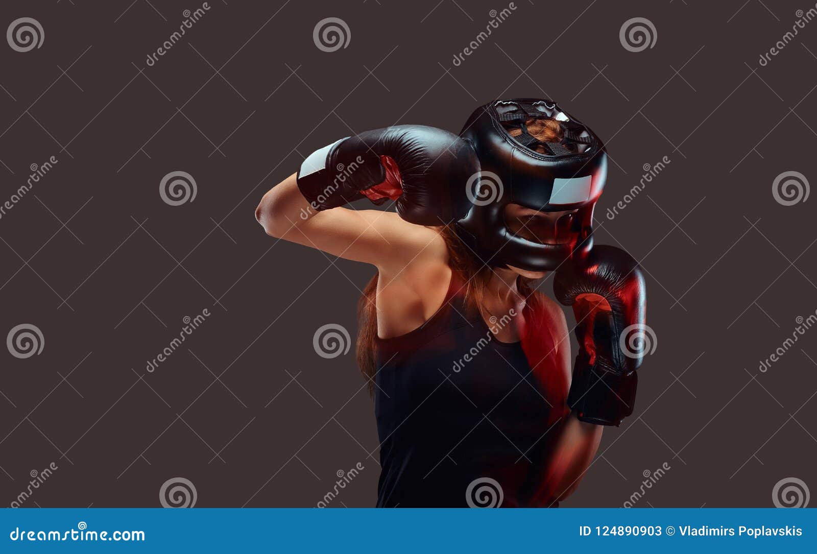 Retrato De Un Boxeador De Sexo Femenino Que Lleva El Casco Y Guantes Protectores Durante Ejercicios Del Boxeo, Centrado En Proces Imagen de archivo foto