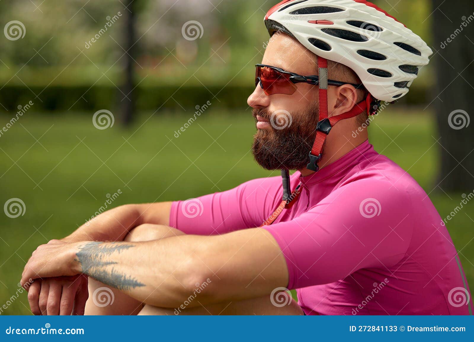 Retrato De Un Ciclista Sobre El Fondo Del Cielo De Un Hombre Con