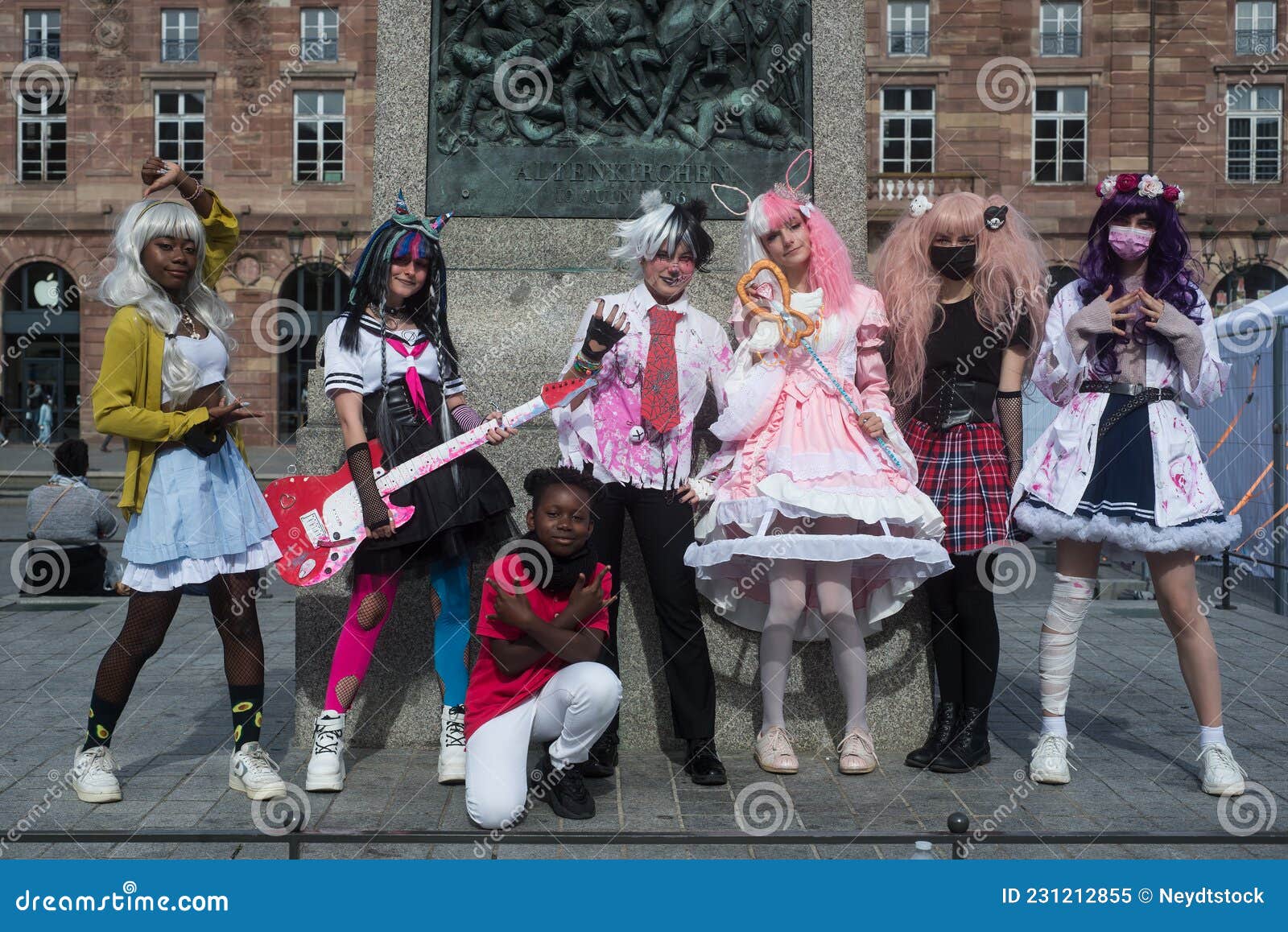 Medio léxico Robusto Retrato De Un Grupo De Chicas Usando Disfraces De Cosplay Manga En La Calle  Imagen editorial - Imagen de muchachas, muchacha: 231212855