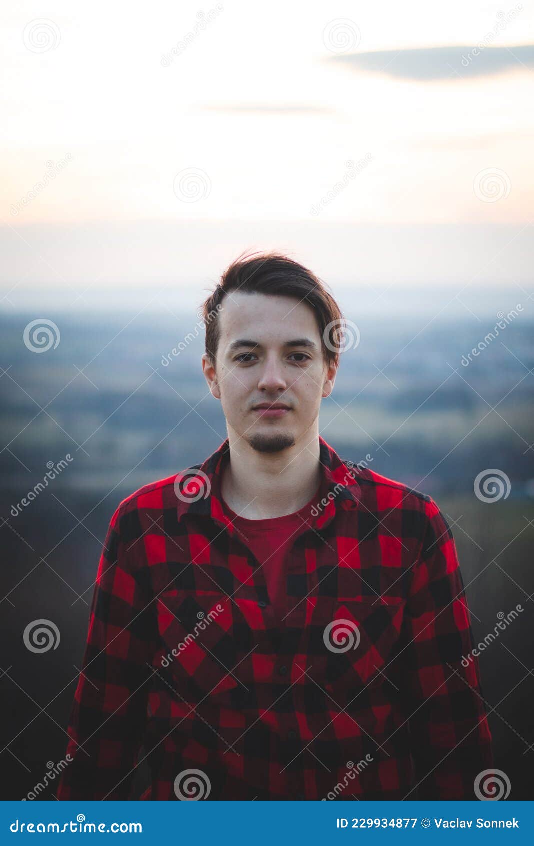 Retrato De Un Hombre De 23 Años Con Una Camisa Negra Y Roja a Cuadros  Sonriendo a Su Amigo Con Su Verdadera Sonrisa Sin Ninguna Imagen de archivo  - Imagen de rural,