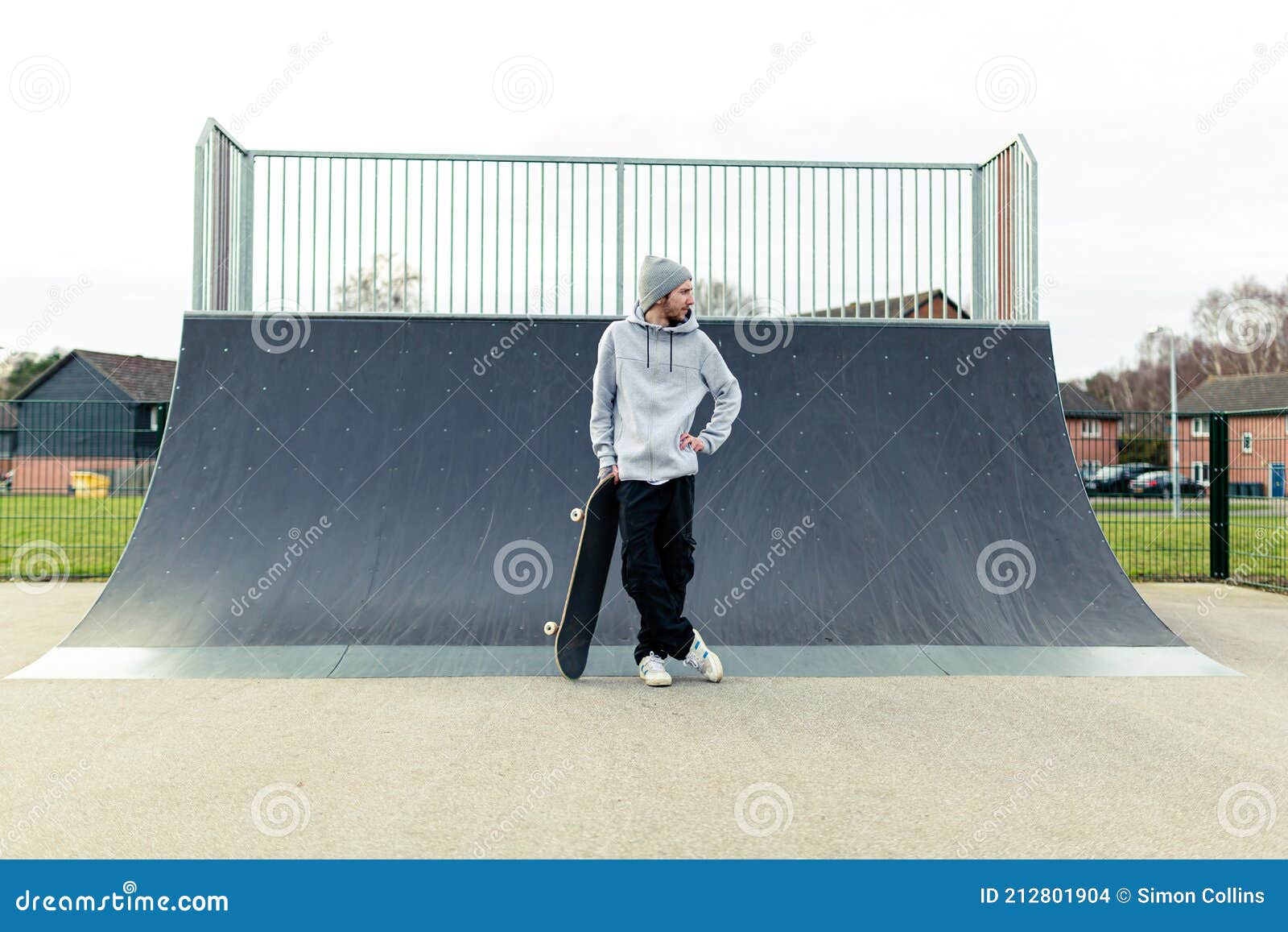 Retrato De Un Hombre Adulto Joven Con Una Situación Skateboard Delante De  Una Rampa Grande En Un Skatepark Local. El Andar En Pati Foto de archivo -  Imagen de exterior, activo: 212801904