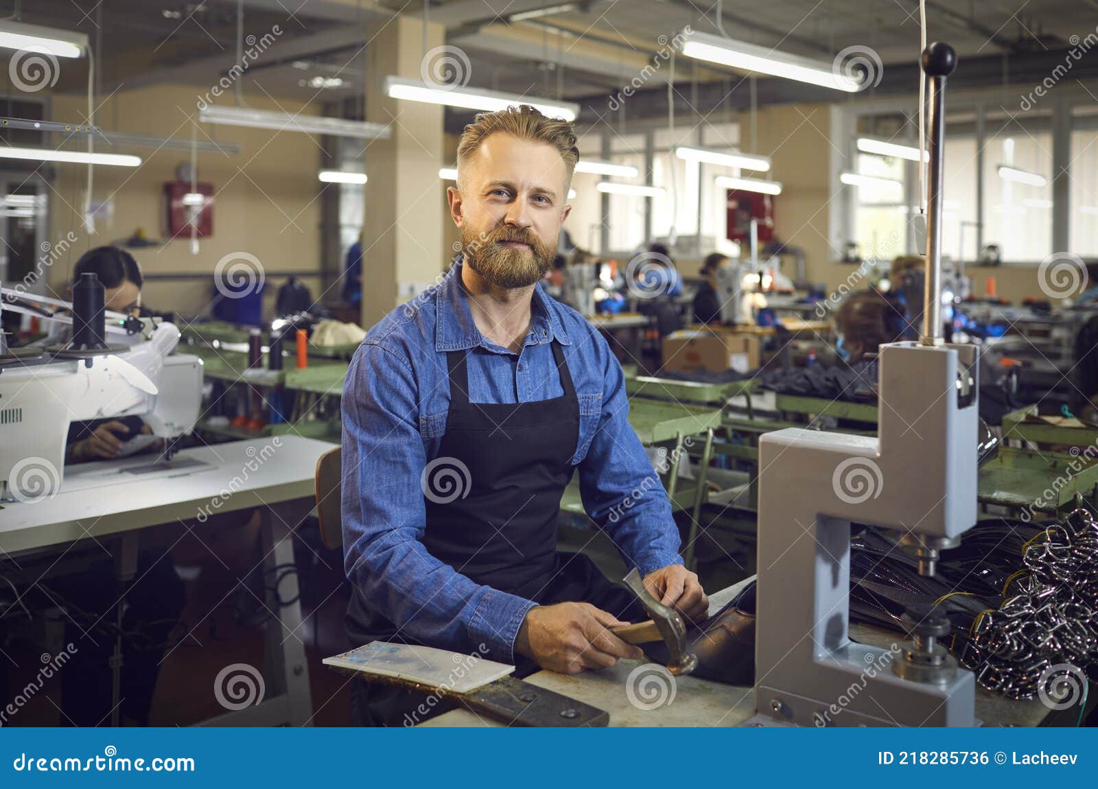 Retrato De Un Hombre Amable Sentado En Su Lugar De Trabajo Y Usando Un  Martillo Para Hacer Cinturones En Una Fábrica. Foto de archivo - Imagen de  inconformista, hombres: 218285736