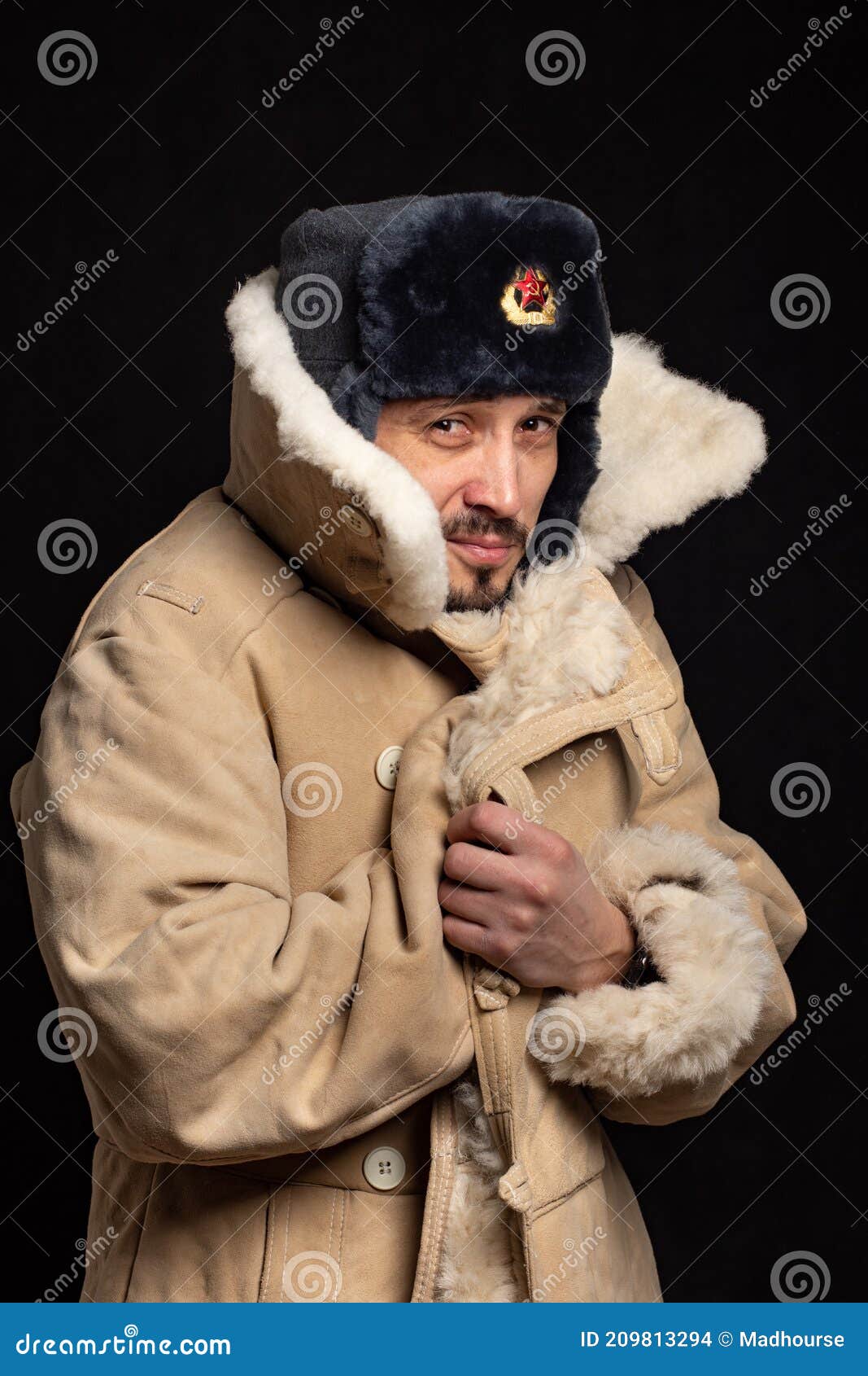 Retrato De Un Hombre Congelado De Apariencia Caucásica En Un Sombrero De  Piel De Oficiales Soviéticos Y Un Abrigo De Piel De Corde Foto de archivo -  Imagen de positivo, europeo: 209813294