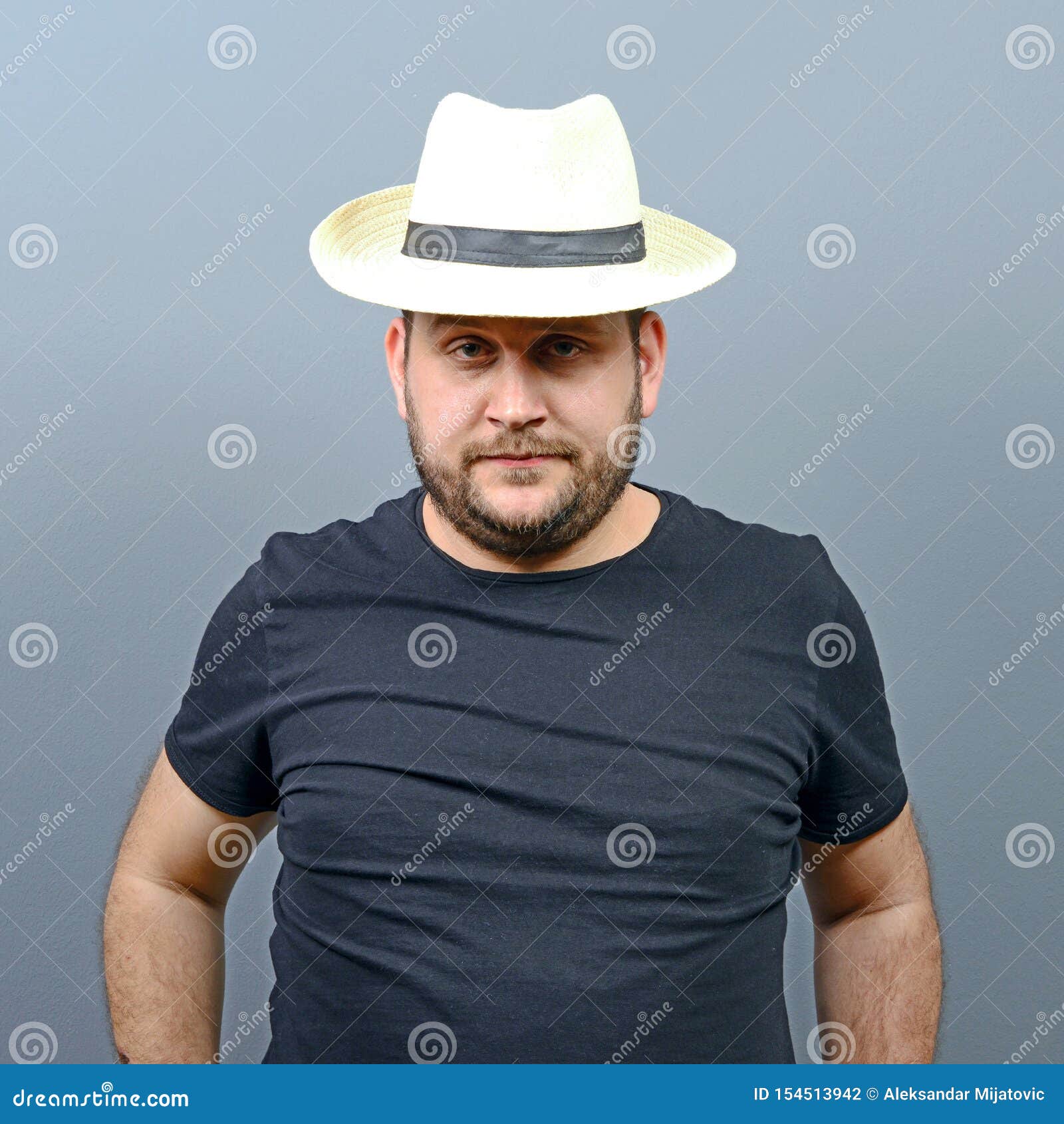 pasta Menos Influyente Retrato De Un Hombre Gordito Gracioso Que Usa Sombrero De Paja Foto de  archivo - Imagen de persona, elegante: 154513942