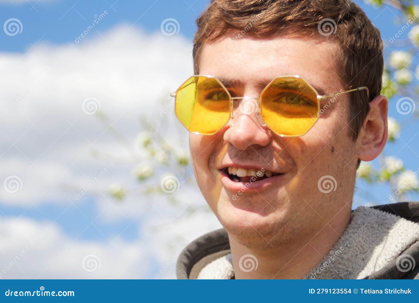 Gafas de sol amarillas hombre sale