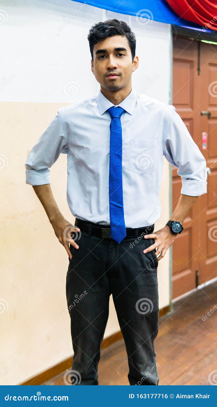 Retrato De Un Hombre De Negocios Alto De Asia Lleva Una Camisa Blanca, Corbata Azul Y Reloj De Mano Foto de archivo - Imagen formal, confidente: 163177716
