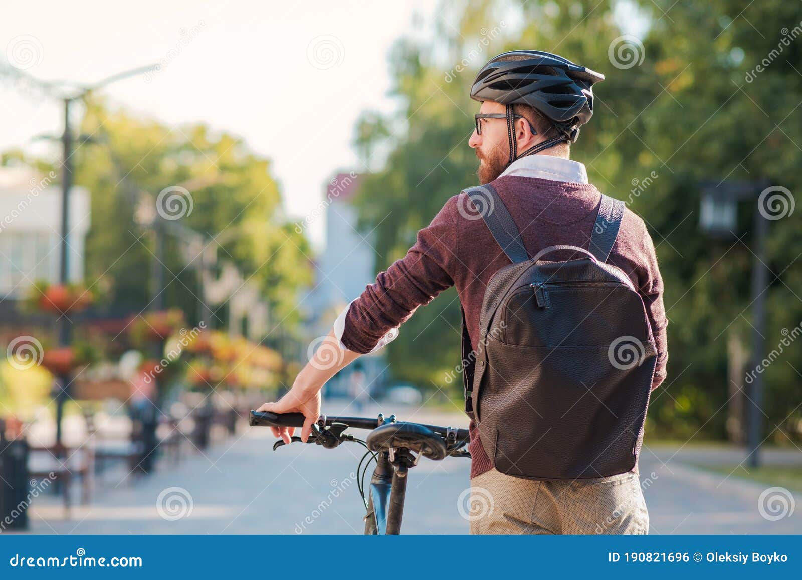 Retrato De Un Hombre Que Vistió Casco De Bicicleta En Un Pueblo