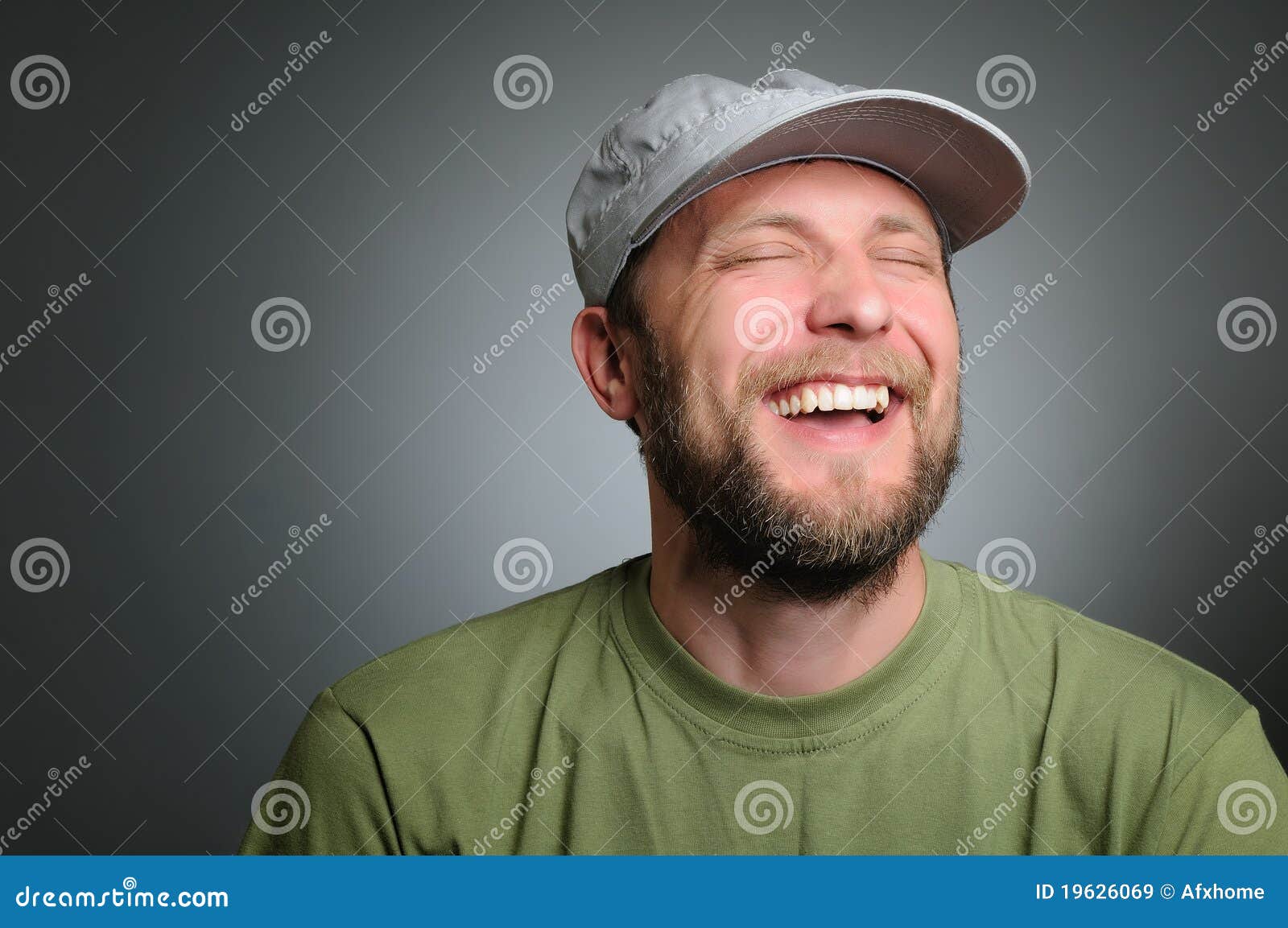 Retrato de un hombre realmente feliz en fondo