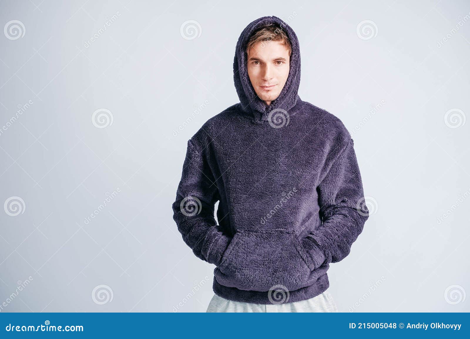 Hombre musculoso con sudadera gris con capucha Stock Photo