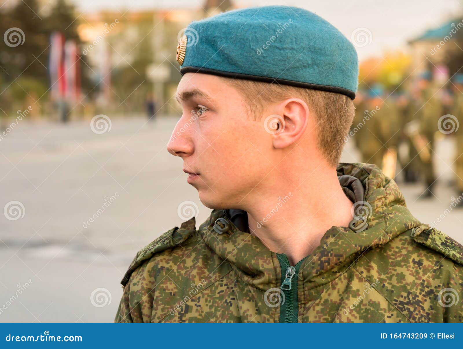 Demostrar sitio Conejo Retrato De Un Joven Soldado De Las Fuerzas Armadas Especiales Ruso Con Boina  Azul En La Plaza De Pskov, Rusia Imagen de archivo editorial - Imagen de  azul, persona: 164743209