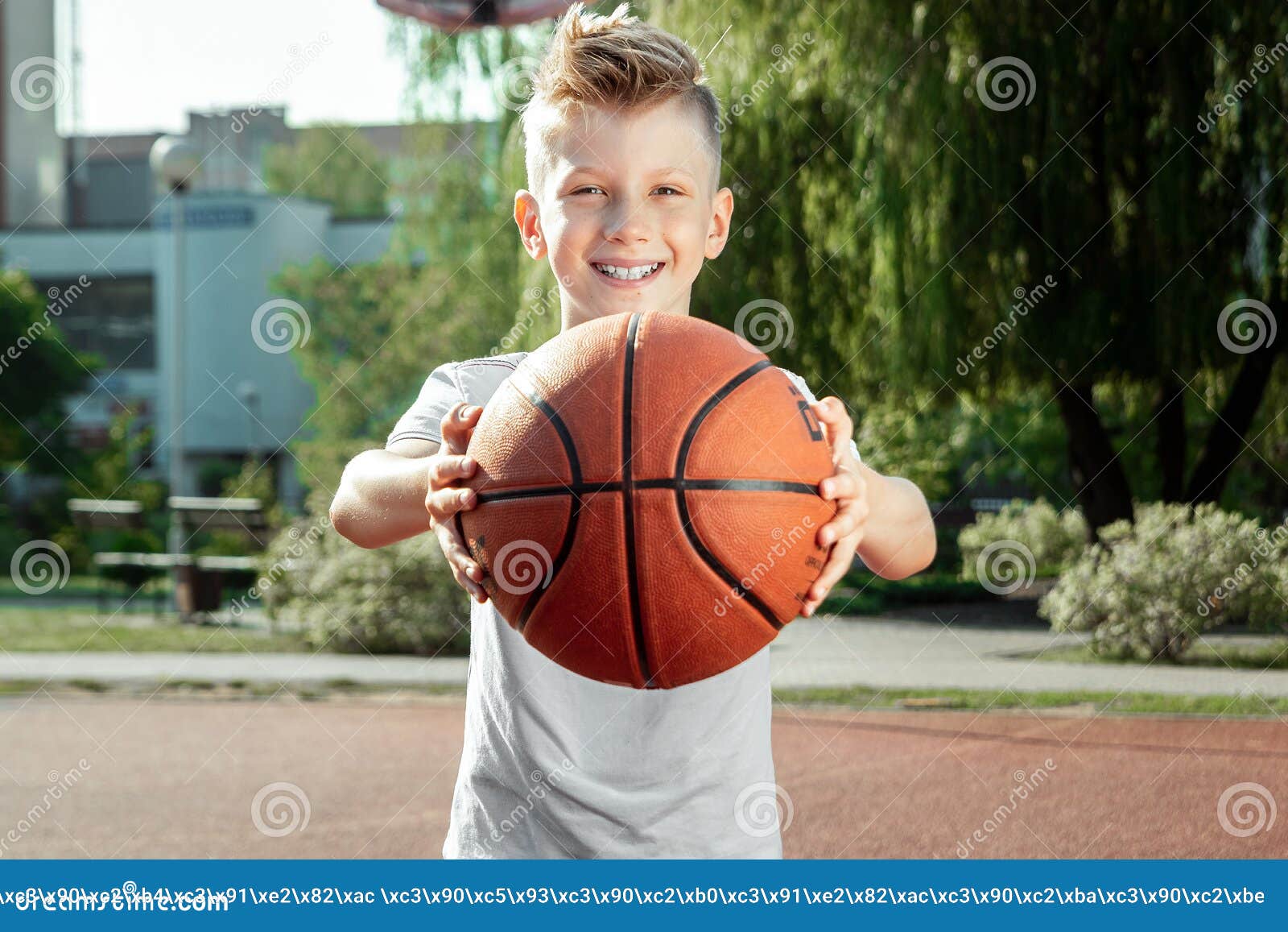 Retrato De Un NiÃ±o Con Baloncesto En Una Cancha De Baloncesto. El Concepto  De Estilo De Vida Deportivo, FormaciÃ³n, Deporte, Ocio Imagen de archivo -  Imagen de estilo, retrato: 156729703