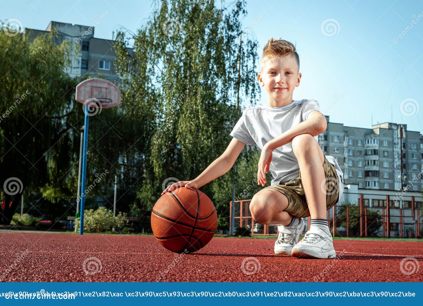 Retrato De Un NiÃ±o Con Baloncesto En Una Cancha De Baloncesto. El Concepto  De Estilo De Vida Deportivo, FormaciÃ³n, Deporte, Ocio Foto de archivo -  Imagen de baloncesto, concepto: 156729892