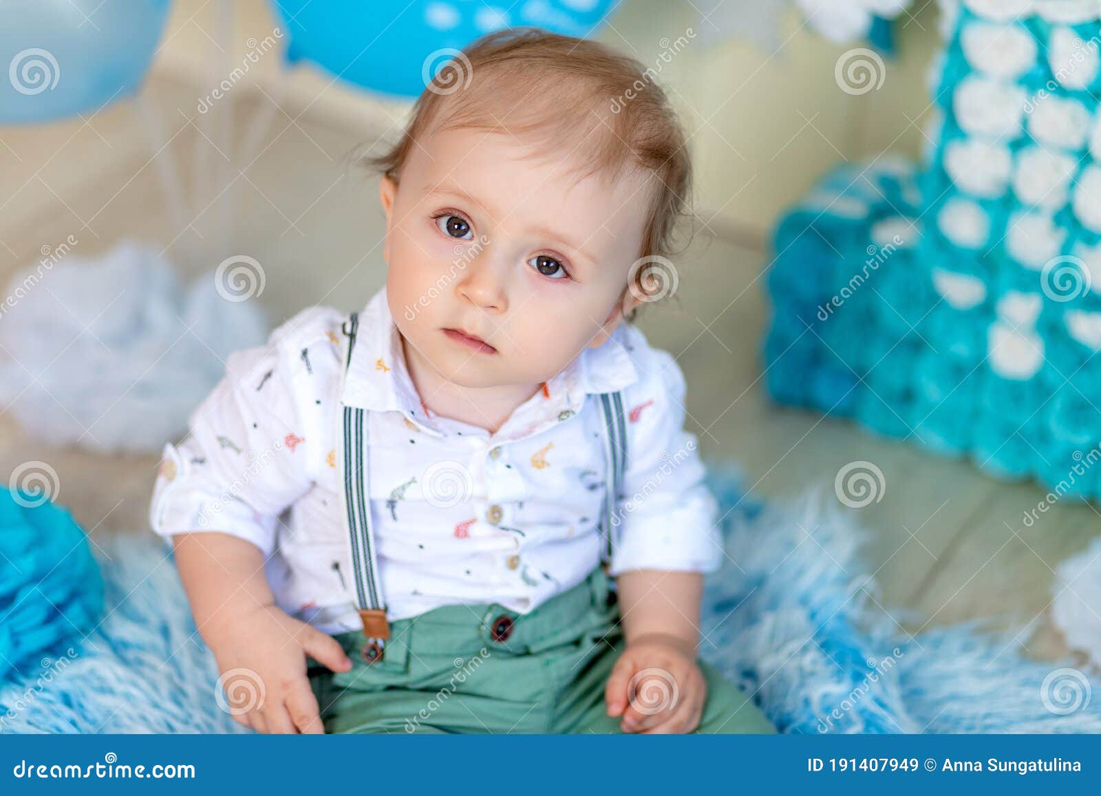 Adorable Niño Niño De Dos Años De Edad Celebrando Su Cumpleaños Y