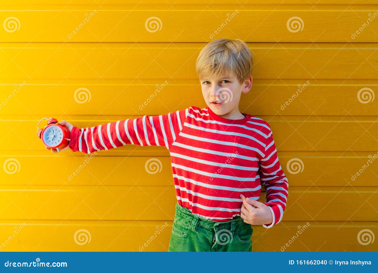 Día Abundante Nosotros mismos Retrato De Un Niño Preadolescente Vestido Con Una Camisa Roja Con Rayas  Rojas Foto de archivo - Imagen de plazo, cabrito: 161662040