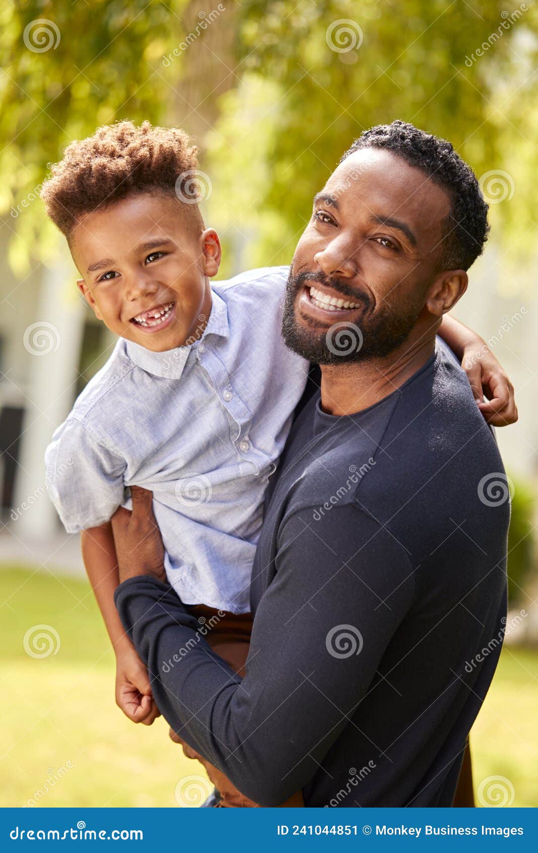 Retrato De Un Padre Amoroso Que Sostiene a Un Hijo En Brazos En El Jardín  En Casa Imagen de archivo - Imagen de amoroso, padre: 241044851