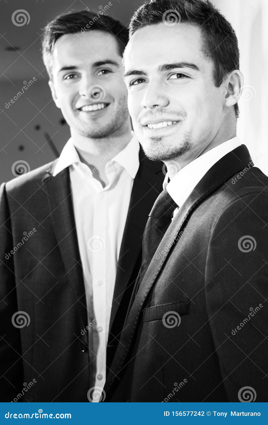 Retrato De Un Par De Hombres Guapos Con Trajes Sonriendo a La CÃ¡mara Foto  de archivo - Imagen de riéndose, retrato: 156577242