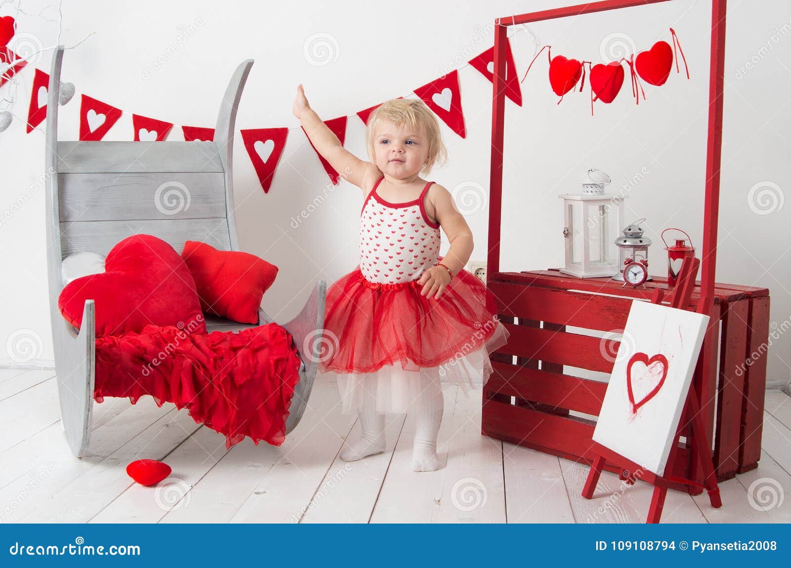 Retrato De Un Pequeno Bebe Lindo En Un Estudio Adornado Del Dia De Fiesta Del Dia Del S De La Tarjeta Del Dia De San Valentin Foto De Archivo Imagen Retrato De Un Pequeno Bebe Lindo En Un Estudio Adornado Del Dia De Fiesta Del Dia Del S De La Tarjeta Del Dia De San Valentin Foto De Archivo Imagen