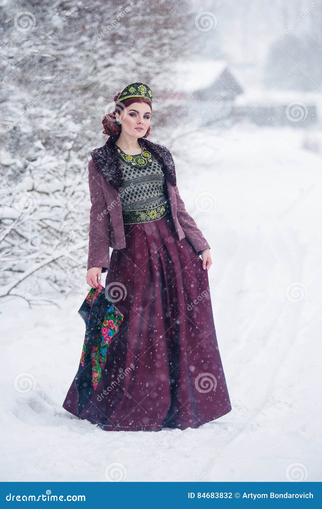 Retrato De Un Vestido Ruso Magnífico Del Estilo De La Mujer Que Lleva Joven En Helada Fuerte En Un Día Nevoso Del Invierno En Foto de archivo - Imagen de naturalizado,