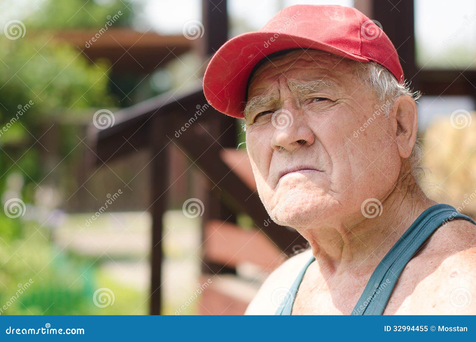 Retrato De Un Viejo Hombre En Una Gorra De Béisbol Roja Imagen de archivo -  Imagen de tarde, drama: 32994455