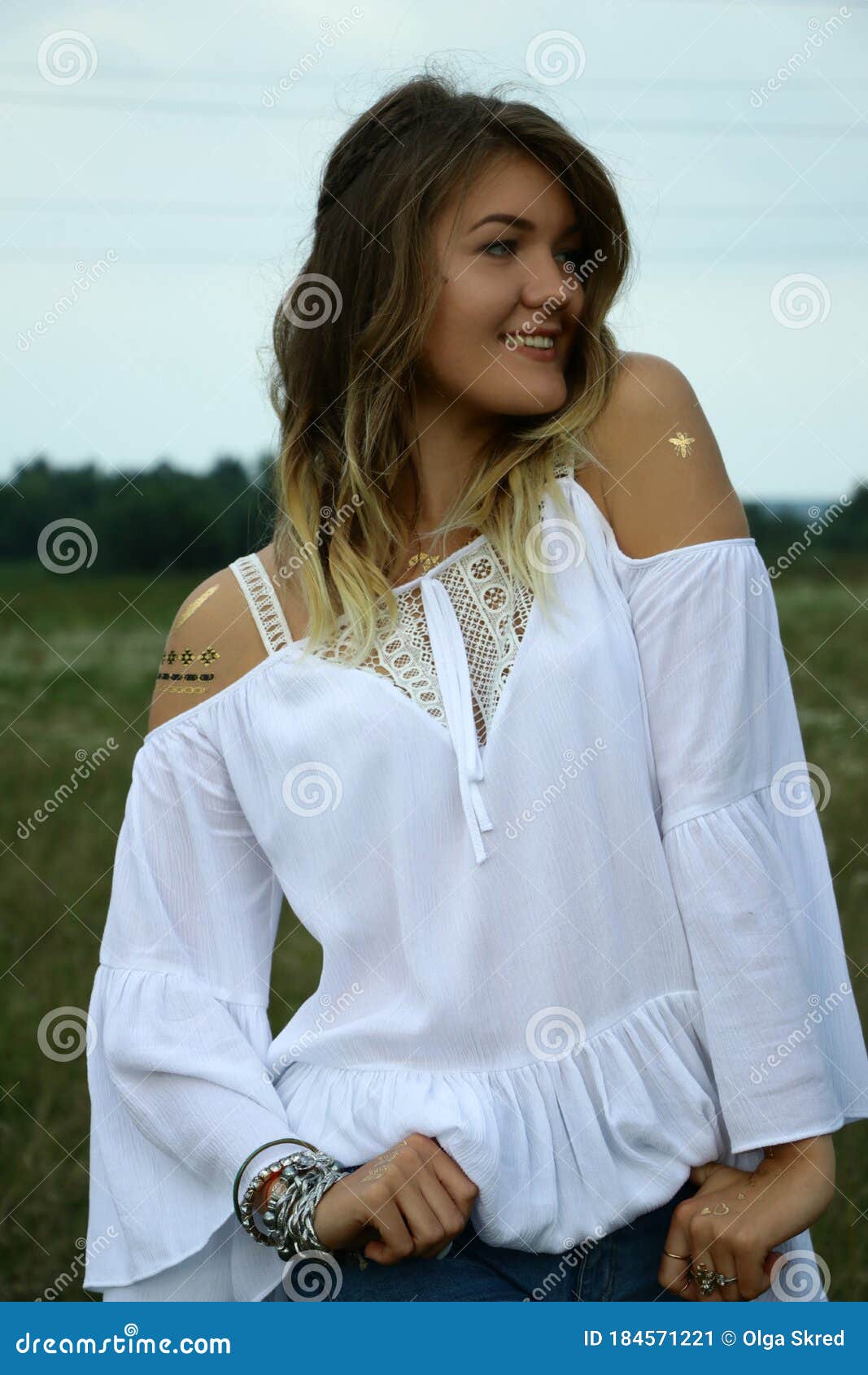 Retrato De Una Coqueta Y Hermosa Mujer Con Blusa Blanca En El Campo. Tatuaje Dibujos De La Carrocería. Hippie. Imagen de archivo - Imagen de modelo, cosmético: 184571221