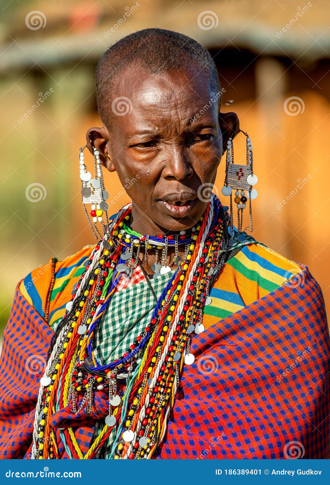 Retrato Una Anciana Tribu Masai Vestida Con Ropa Tradicional. Foto editorial - Imagen de alineada, ropa: 186389401