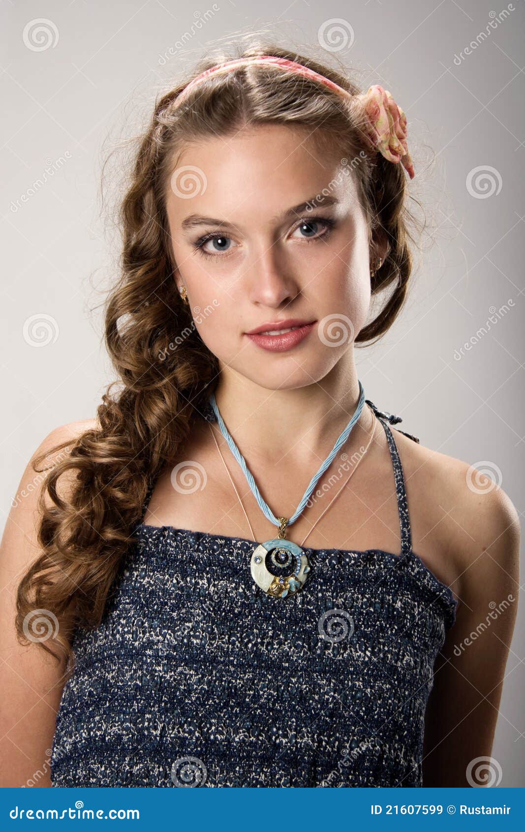 Retrato De Una Chica Joven Bonita Con El Pelo Largo Imagen De Archivo