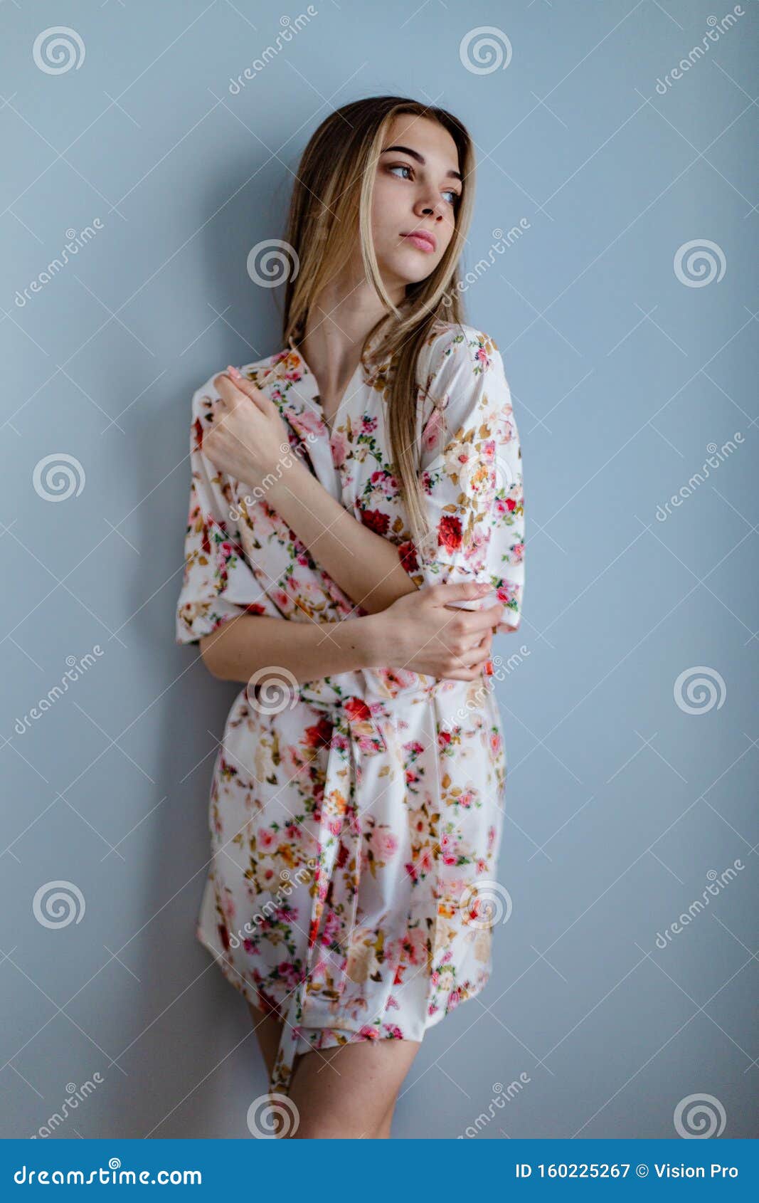 Retrato De Una Chica Sexy En Pijama SatÃ©n Rosado, Posando En Moda Imagen de archivo - Imagen de belleza, 160225267
