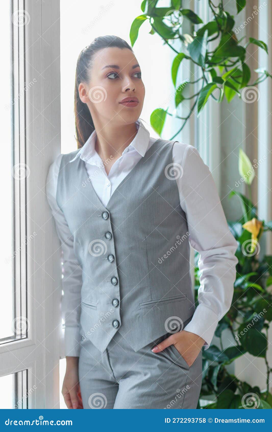 Retrato De Una Elegante Mujer De Negocios Con Traje Formal Gris En Una  Oficina Moderna. Concepto De Trabajo Foto de archivo - Imagen de  protuberancia, carrera: 272293758