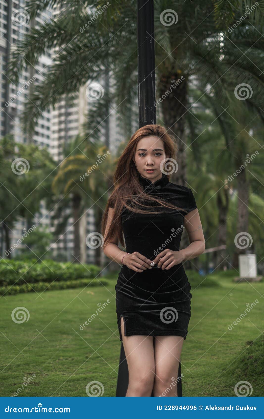 Ficticio Resbaladizo apuntalar Retrato De Una Hermosa Joven Asiática Con Vestido Negro Casual De Pie Foto  de archivo - Imagen de atractivo, belleza: 228944996