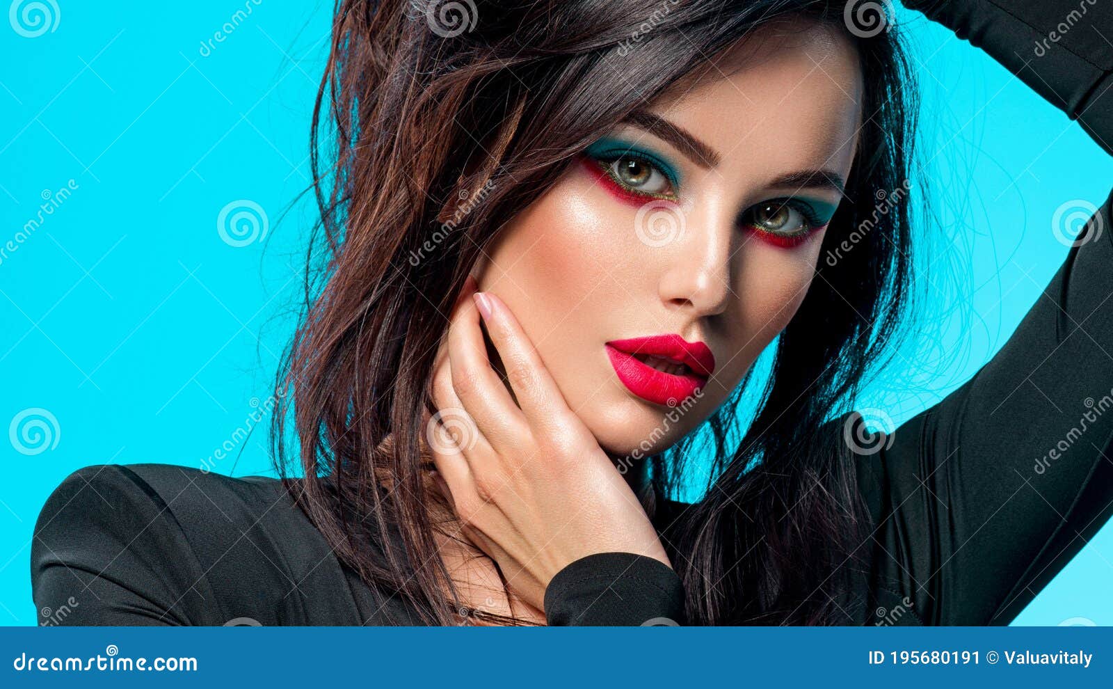 Retrato De Una Hermosa Joven Con Un Maquillaje Azul Brillante. Linda Chica  Con El Pelo Largo Negro. Mujer Morena Con Ropa Negra. Imagen de archivo -  Imagen de encanto, pelo: 195680191