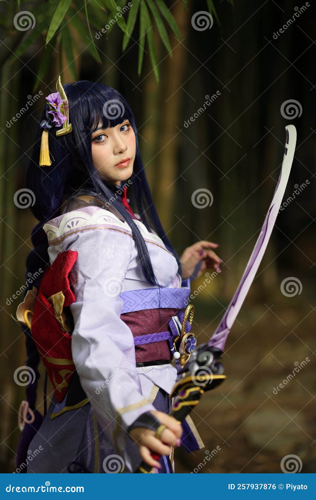 Retrato De Una Hermosa Joven Juego Cosplay Con Traje De Samurái En Un  Jardín Japonés Foto de stock y más banco de imágenes de Cosplay - iStock