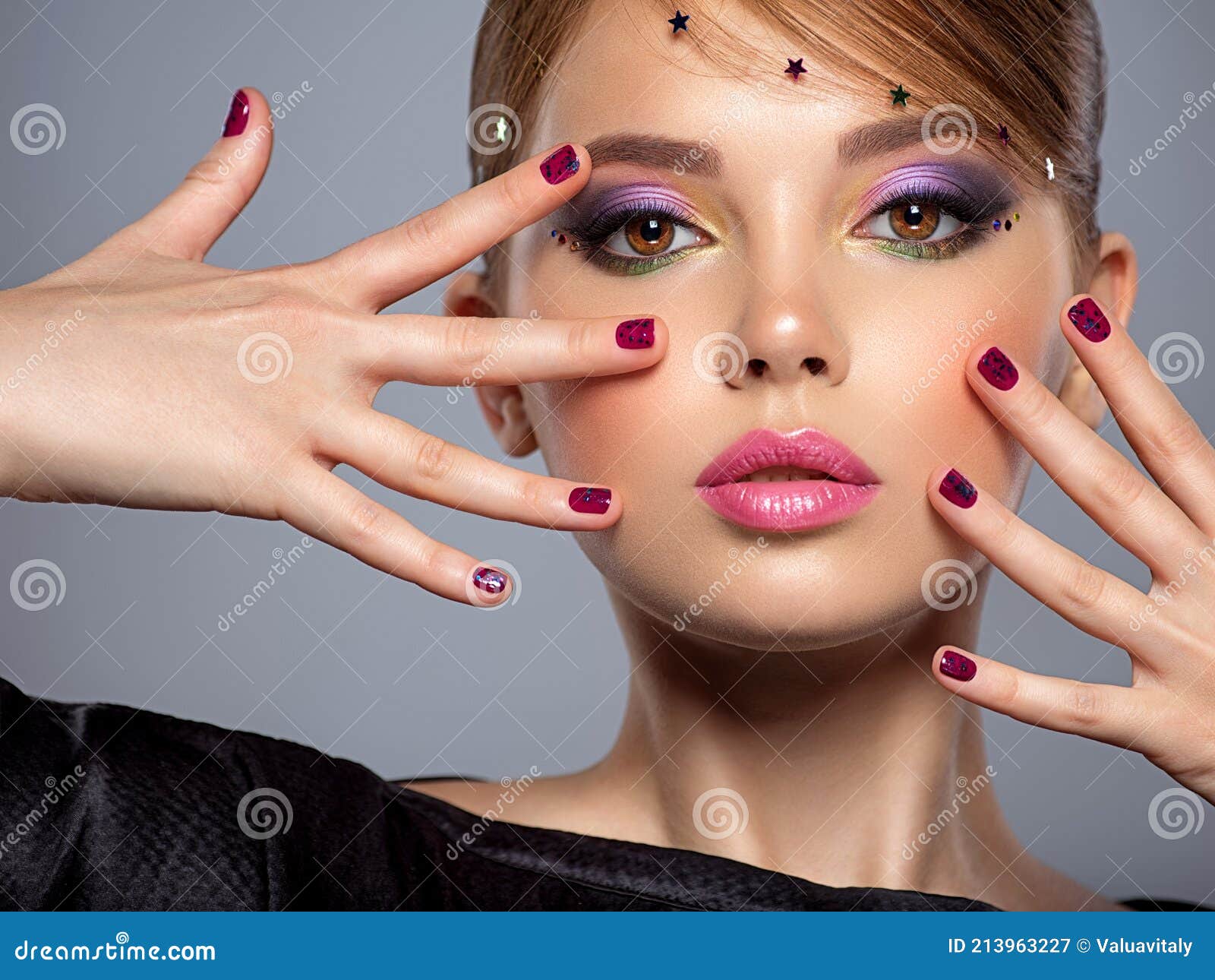 Retrato De Una Hermosa Mujer Con Maquillaje Brillante. Primer Plano Rostro  Femenino Con Maquillaje De Ojos Púrpura. Chica Muy Sexy Imagen de archivo -  Imagen de chispea, violeta: 213963227