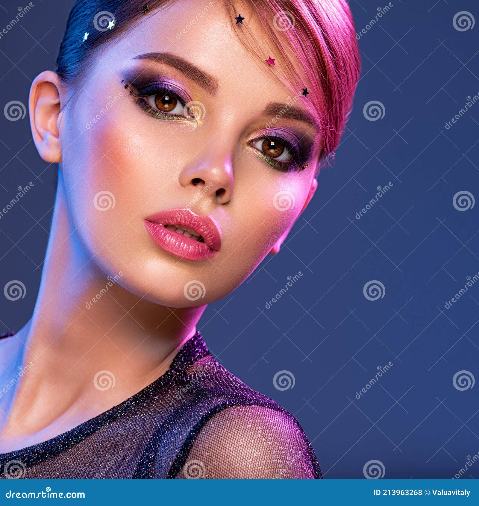 Retrato De Una Hermosa Mujer Con Maquillaje Brillante. Primer Plano Rostro  Femenino Con Maquillaje De Ojos Púrpura. Chica Muy Sexy Foto de archivo -  Imagen de cortocircuito, colorido: 213963268