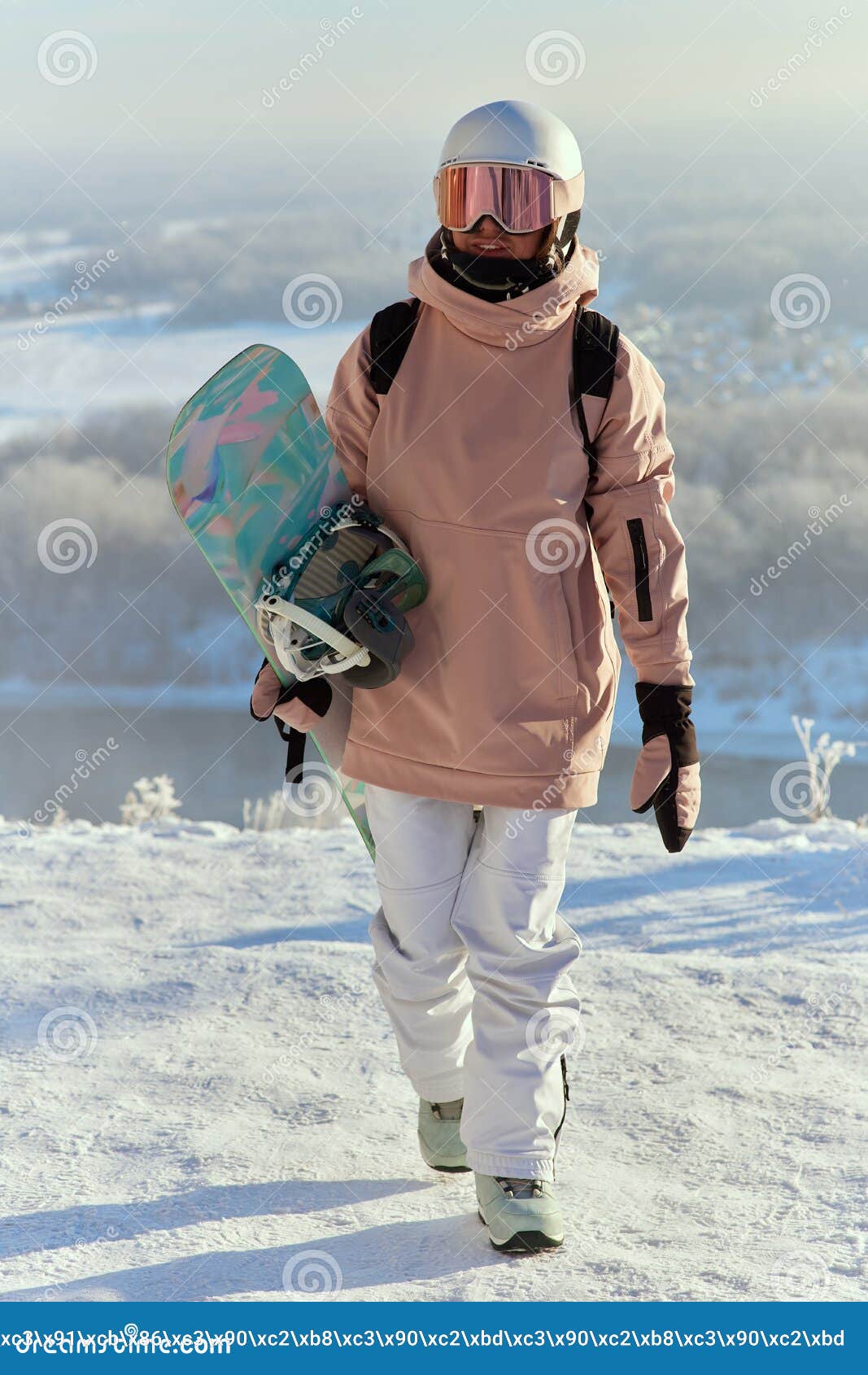 Retrato De Una Hermosa Mujer Con Traje De Esquí Y De Esquí En La Montaña De  Invierno. Imagen de archivo - Imagen de imagen, recurso: 237447433