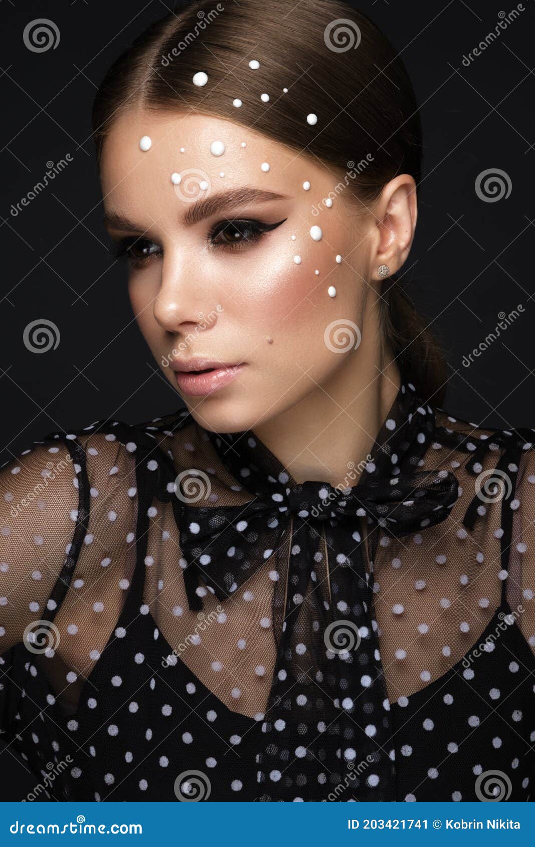 Retrato De Una Hermosa Mujer Con Un Vestido Negro Con Perlas Y Maquillaje Clásico. Imagen de archivo - Imagen de pelo, cara: 203421741 Retrato De Una Hermosa Mujer Con Un Vestido Negro Con Perlas Y Maquillaje Clásico. Imagen de archivo - Imagen de pelo, cara: 203421741