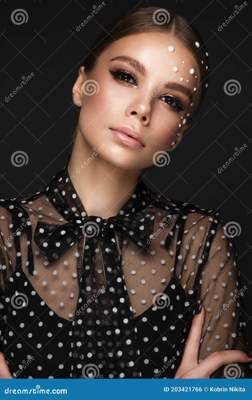 Retrato De Una Hermosa Mujer Con Un Vestido Negro Con Perlas Y Maquillaje  Clásico. Foto de archivo - Imagen de retrato, guisantes: 203421766