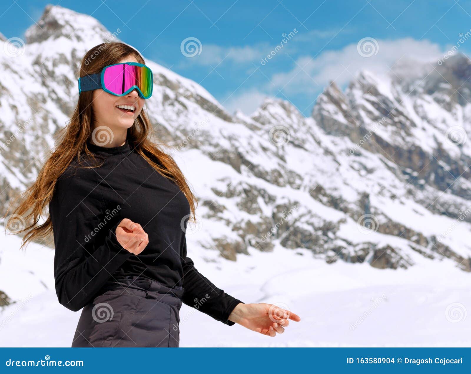 Retrato De Una Hermosa Sonriente En Gafas De Esquí Bailando En La Nieve En  El Día Soleado En Las Montañas Vista Horizontal Foto de archivo - Imagen de  hembra, fresco: 163580904