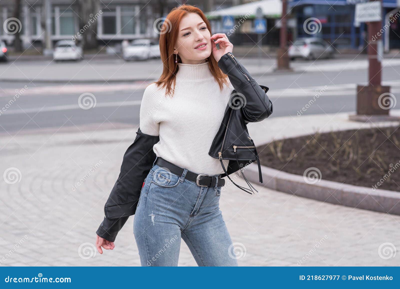 Retrato De Una Hermosa Y Positiva Mujer Pelirroja Con Ropa Estilo Posando Mientras Camina. Imagen de archivo - Imagen de ciudad: 218627977
