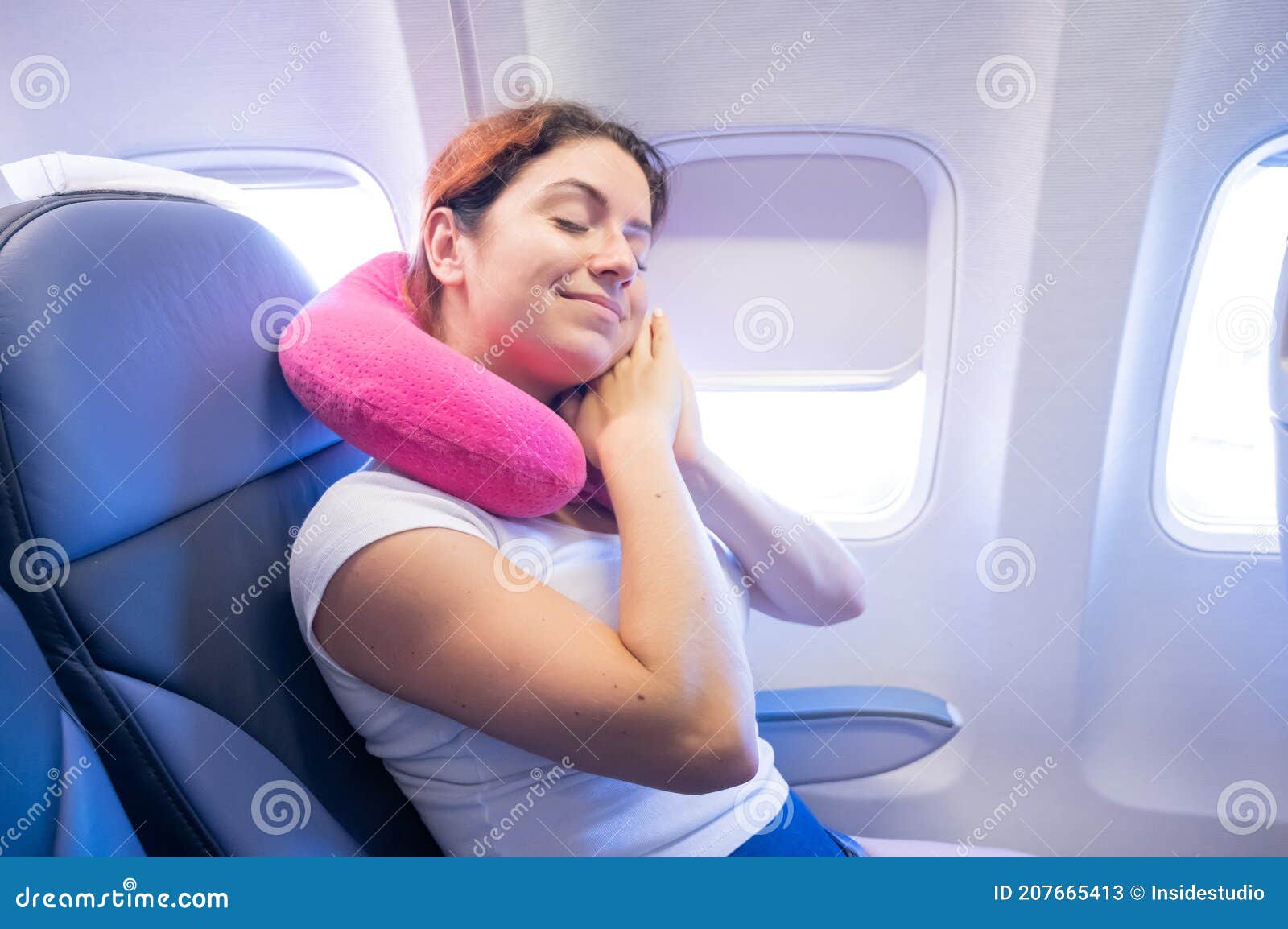 Retrato De Una Joven Caucásica En Un Avión Con Una Almohada De Viaje  Alrededor De Su Cuello Imagen de archivo - Imagen de interior, ocio:  207665413