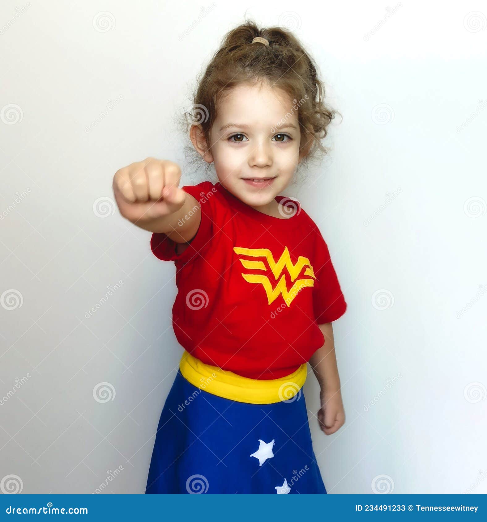 Retrato De Una Joven Linda Chica Que Se Hace Pasar Por Superheroína Con  Disfraz De Mujer Maravilla Imagen de archivo - Imagen de superhéroe,  muchacha: 234491233