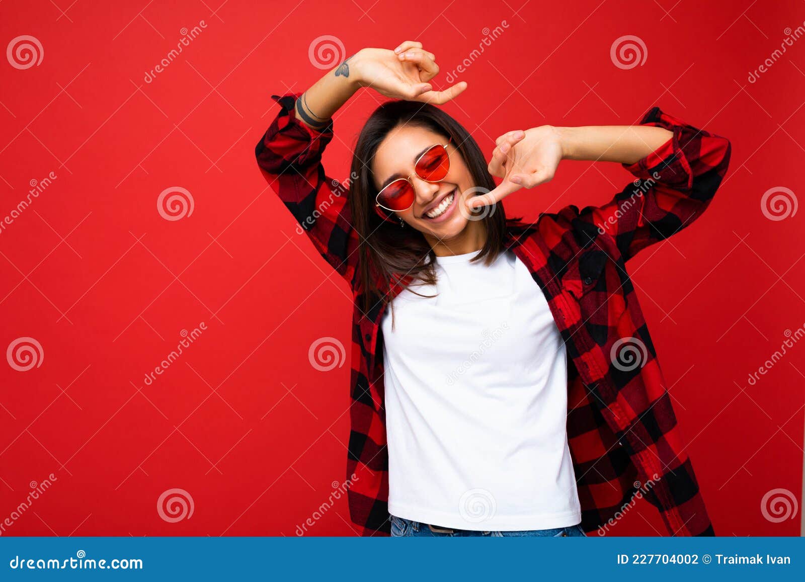 Hermosa niña caucásica con camiseta roja informal sonriendo