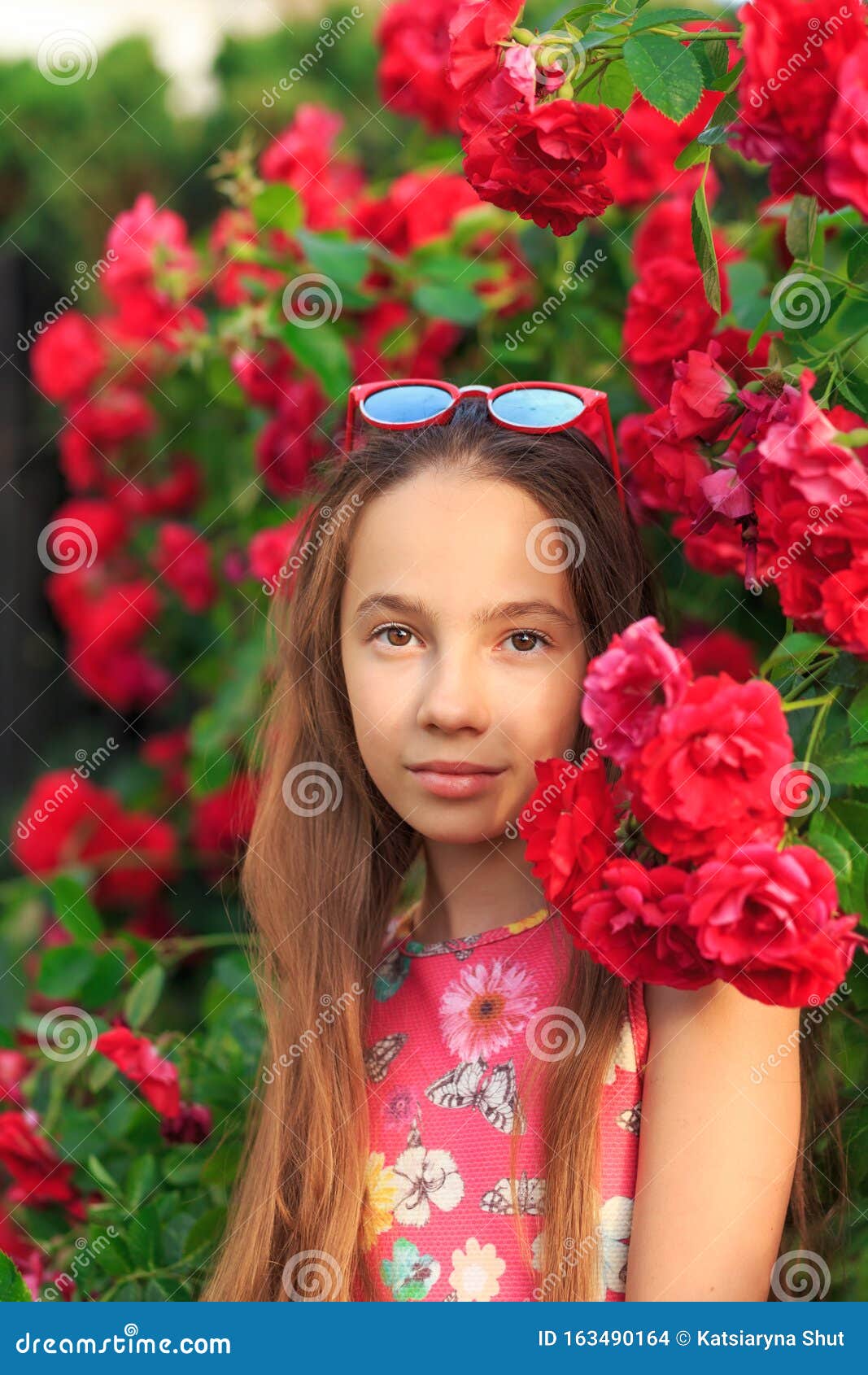 Retrato De Una Linda Adolescente Sonriendo A Las Rosas Foto De Archivo Imagen De Mirando Vida