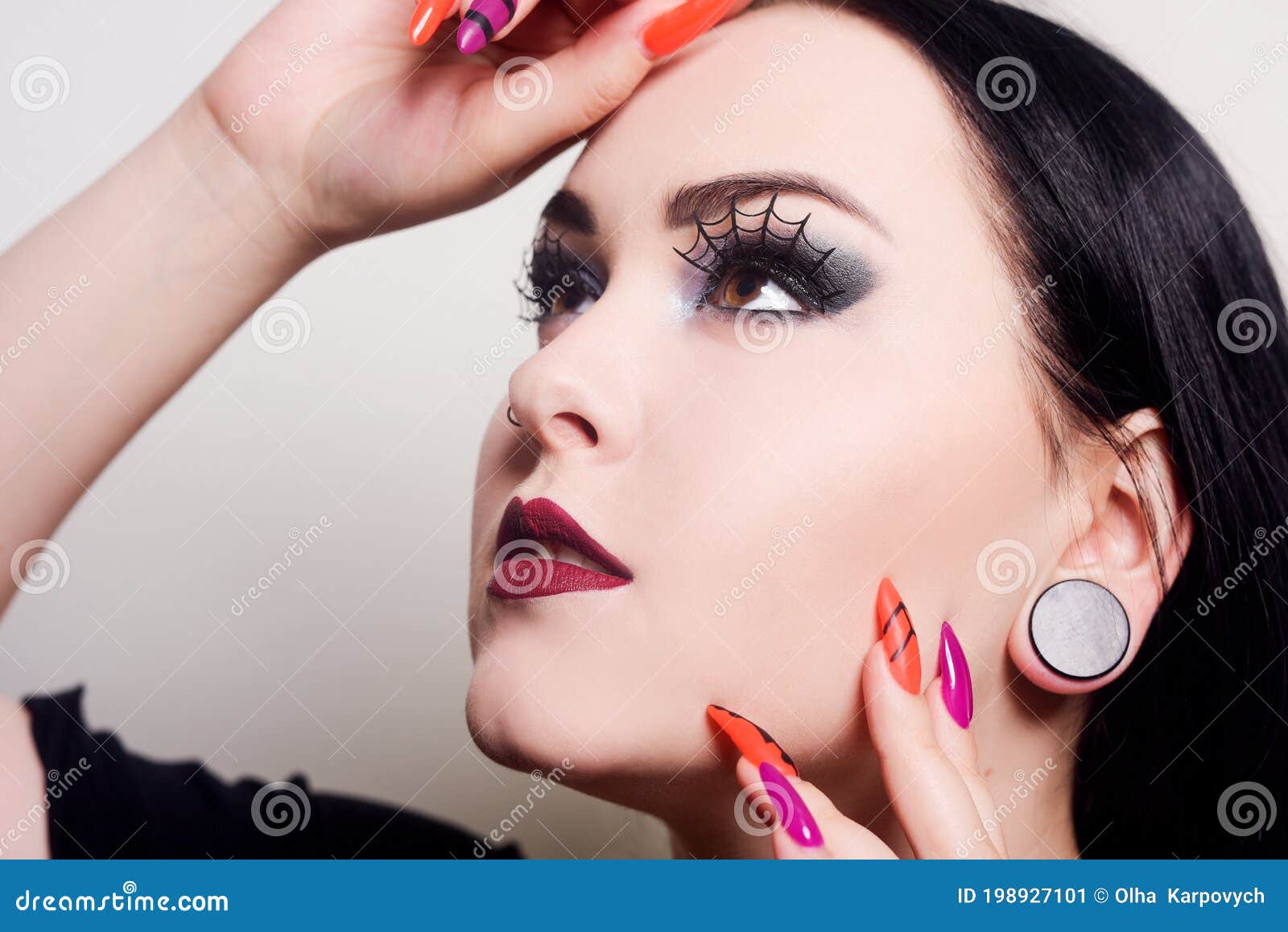 Retrato De Una Morena. Halloween Mujer Maquillaje Telaraña En Pestañas. Maniobra Roja En Uñas Largas Imagen de archivo - Imagen de maquillaje, belleza: 198927101 Retrato De Una Morena. Halloween Mujer Maquillaje Telaraña En Pestañas. Maniobra Roja En Uñas Largas Imagen de archivo - Imagen de maquillaje, belleza: 198927101