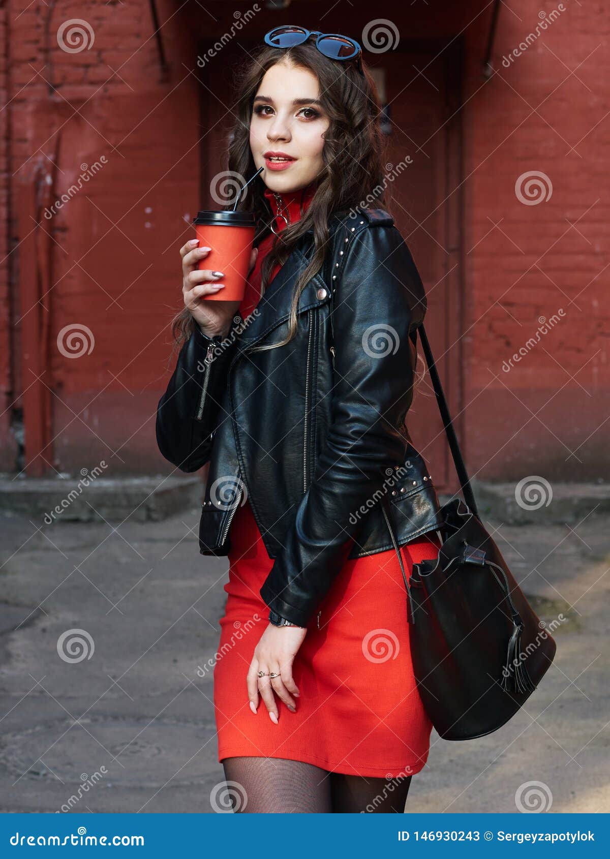 Retrato De Una Muchacha Europea Morena Rizada Feliz Joven Vestida En La Chaqueta De Cuero Del Vestido Rojo Que Sostiene La Taza D Imagen de archivo - Imagen de moderno, muchacha: 146930243 Retrato De Una Muchacha Europea Morena Rizada Feliz Joven Vestida En La Chaqueta De Cuero Del Vestido Rojo Que Sostiene La Taza D Imagen de archivo - Imagen de moderno, muchacha: 146930243