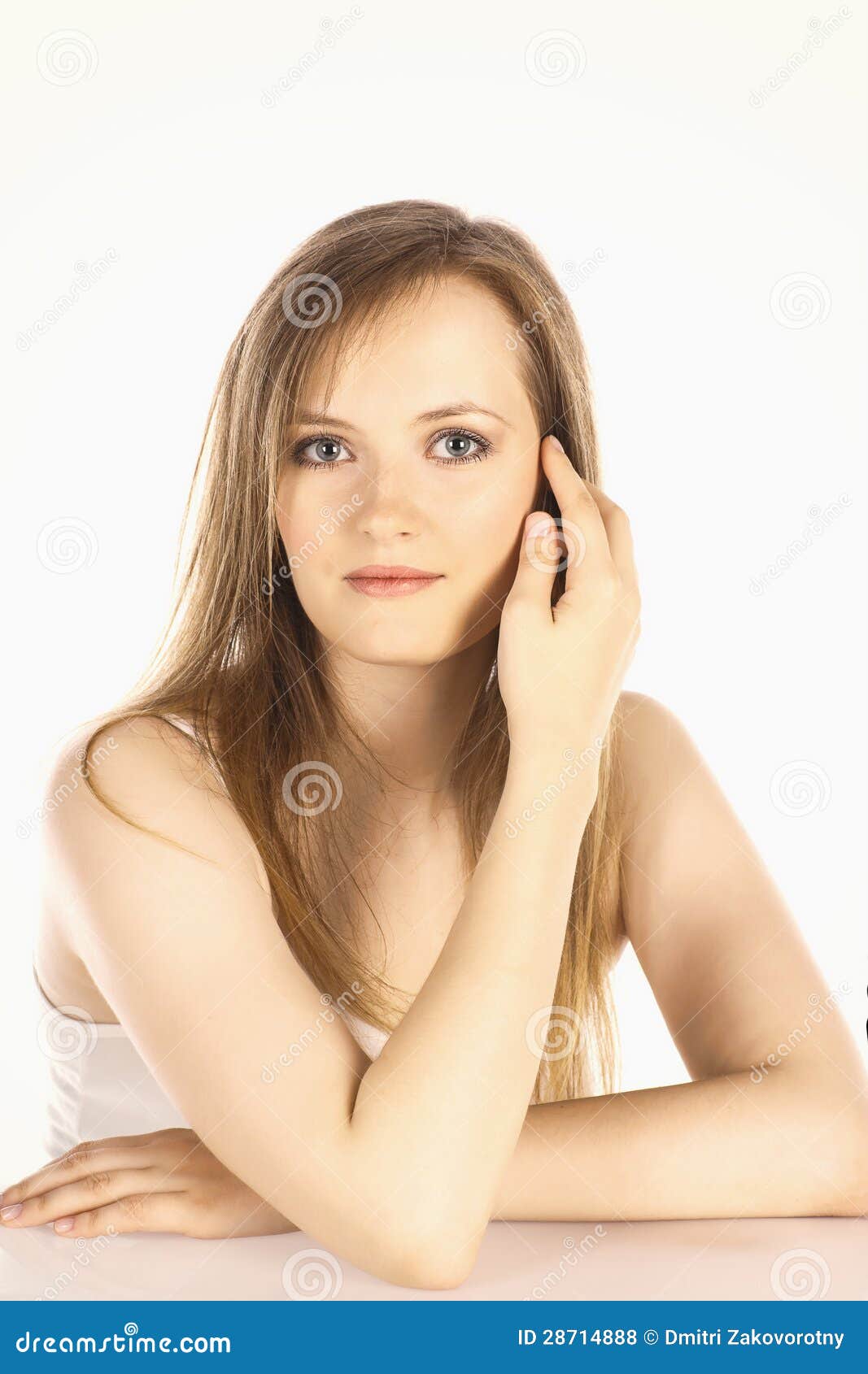 Retrato de una muchacha hermosa con el pelo marrón en blanco